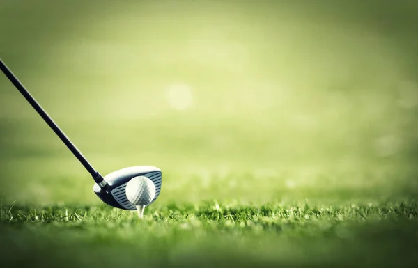 A primeira viagem é vital. Um taco de golfe pronto para jogar com uma bola branca num campo de golfe. — Fotografia de Stock