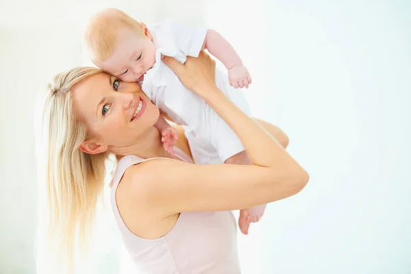 Loving mother and her bundle of joy. A lovely mother lifting her adorable baby girl. — Stock Photo, Image