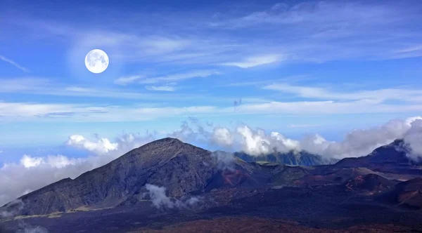 La Luna sulle montagne vulcaniche Maui, Hawaii. Una foto della luna sopra le montagne - Maui, Hawaii. — Foto Stock