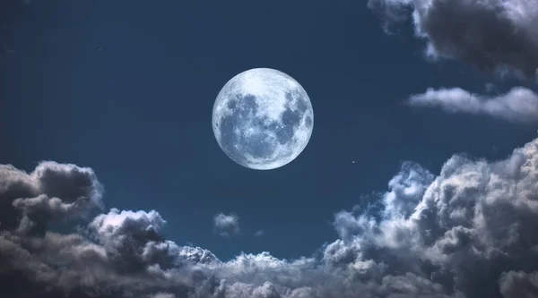 La Luna circondata da nuvole. Una foto della luna circondata da nuvole amichevoli. — Foto Stock