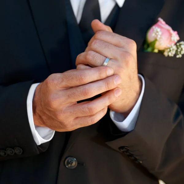 결혼 반지는 영원한 거야. 결혼반지를 끼고 노는 신랑의 모습을 그린 그림. — 스톡 사진