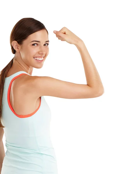 Het lukt ons wel. Shot van een mooie jonge vrouw flexen haar spieren. — Stockfoto