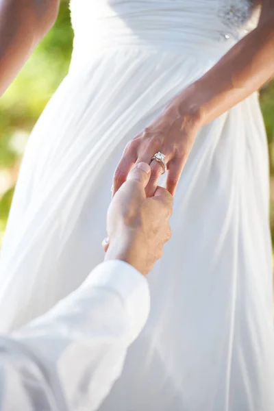 Με αυτό το δαχτυλίδι σε παντρεύομαι... κουλουριασμένη εικόνα ενός γαμπρού να παίρνει το χέρι της νύφης του. — Φωτογραφία Αρχείου