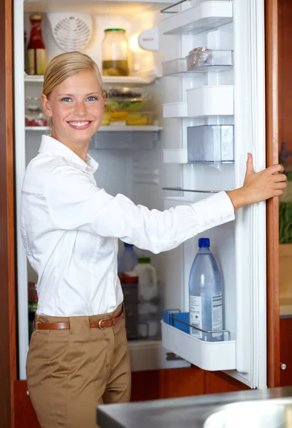 Ne yapabilirim? Buzdolabını açıp sana gülümseyen muhteşem bir genç kadın.. — Stok fotoğraf