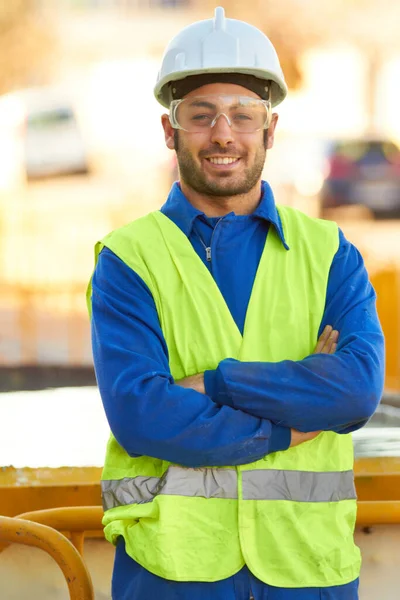 Självsäker på sin konstruktionsförmåga. Porträtt av en byggnadsarbetare som bär skyddsglasögon och ler mot dig. — Stockfoto