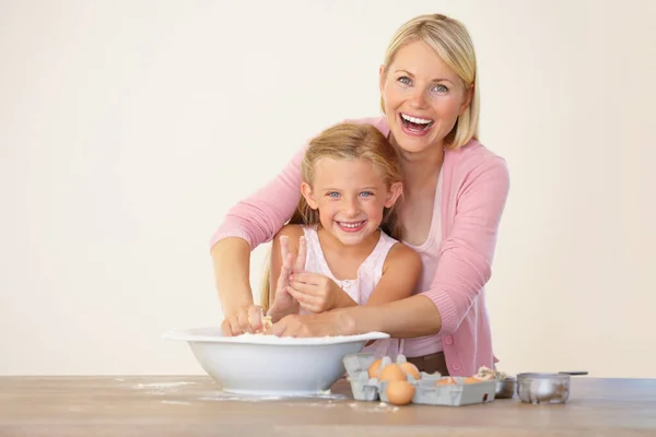 Divirtiéndose en la cocina. Retrato de una madre y su hija divirtiéndose mientras hornean juntas. —  Fotos de Stock