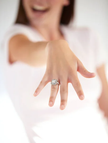 Símbolos del amor de toda la vida. Recorte de una mano de mujer mostrando un anillo de compromiso. — Foto de Stock