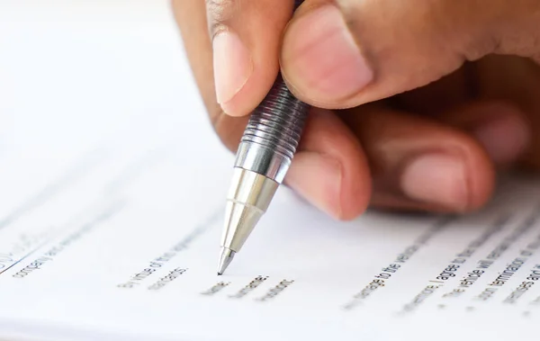 Asegúrate de estar asegurado. Fotografía de un hombre de negocios irreconocible llenando un formulario en un escritorio en una oficina. —  Fotos de Stock