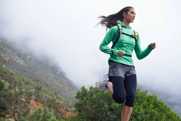 매일 건강을 회복하고 있습니다. 상쾌 한 아침에 산길을 따라 달리고 있는 젊은 여자. — 스톡 사진