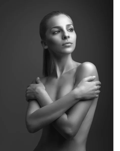 Klassieke schoonheid. zwart en wit shot van een aantrekkelijke jonge vrouw poseren topless in studio. — Stockfoto