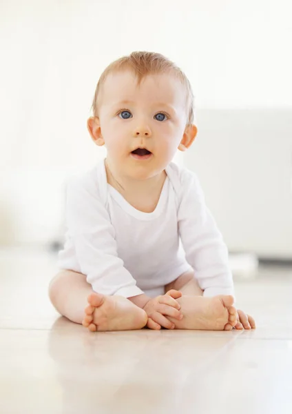 Tijd om rond te kijken, denk ik. Shot van een schattige kleine baby zittend op de vloer. — Stockfoto