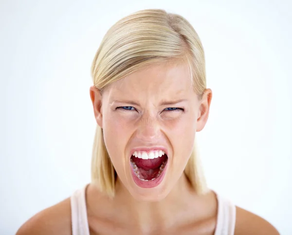 RAGE. Retrato de cabeza y hombros de una mujer furiosa gritando en voz alta. — Foto de Stock