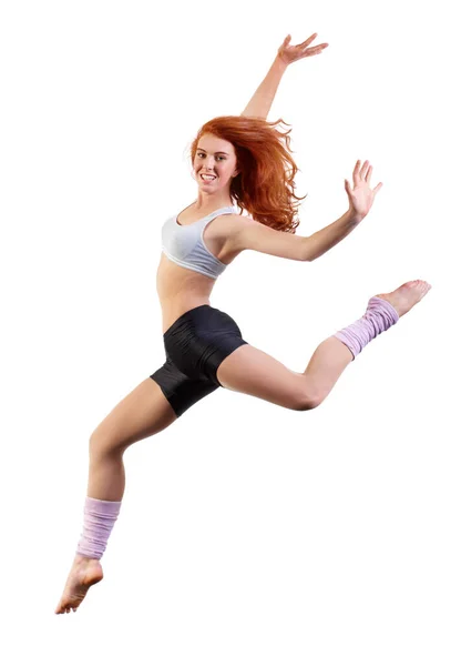 彼女は踊りが好きだ。白を背景に飛び跳ねる若いダンサー. — ストック写真