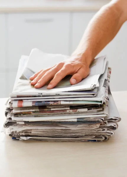 Prêt à faire autre chose. Coupé d'un homme avec une pile de journaux. — Photo