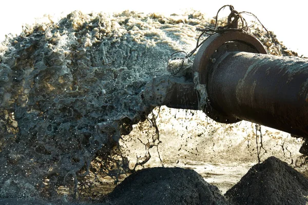 Profiter de l'environnement. Pipeline avec un liquide pollué jaillissant du tuyau. — Photo