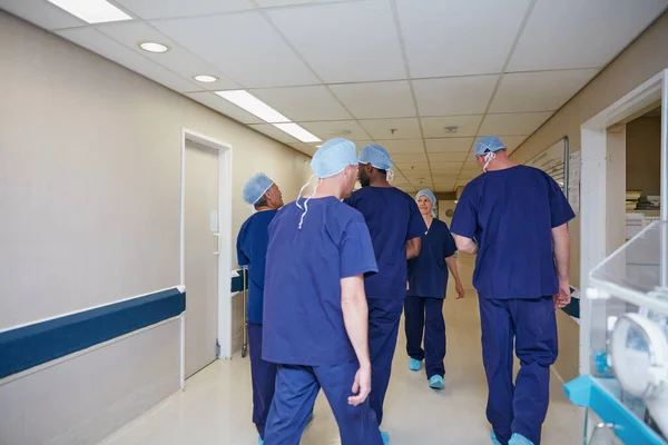 Lavoro in ospedale. Retrovisore di una squadra medica in piedi in un ospedale. — Foto Stock