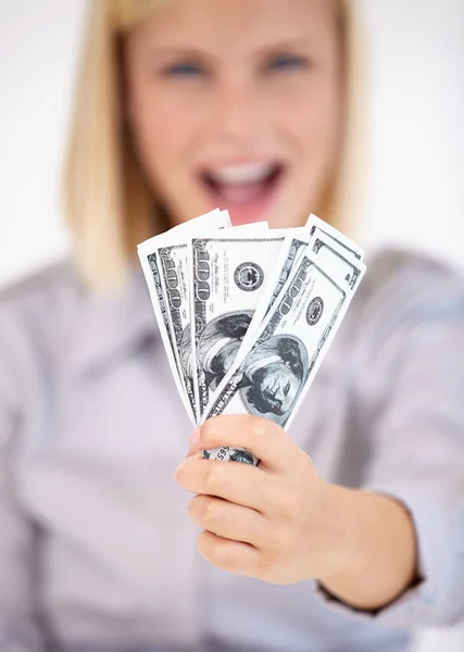 Dinero duramente ganado. Una joven que le muestra un fajo de dinero en efectivo con entusiasmo. —  Fotos de Stock