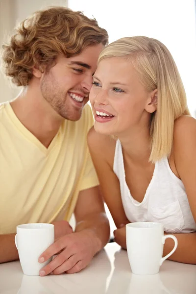 As piadas dele divertem-na. Retrato de um casal sentado juntos e desfrutando de uma xícara de café. — Fotografia de Stock