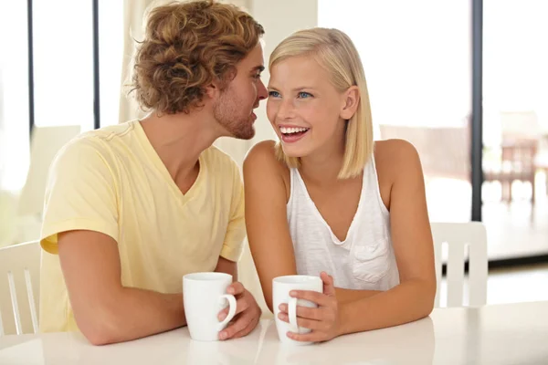 Poranne chwile wspomnień. Portret pary siedzącej razem i delektującej się filiżanką kawy. — Zdjęcie stockowe