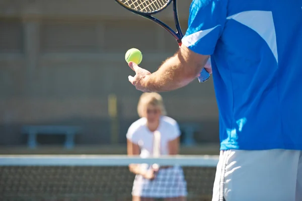 Är du redo för det här? Beskuren bild av en man som studsar en tennisboll i handen inför en gudstjänst. — Stockfoto