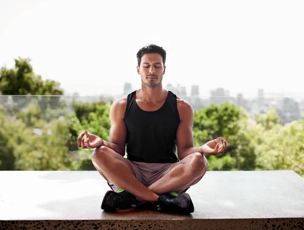 Dış gücüyle boy ölçüşebilmek için içsel güç arıyor. Lotus pozisyonunda meditasyon yapan bir adamın tam boy çekimi.. — Stok fotoğraf