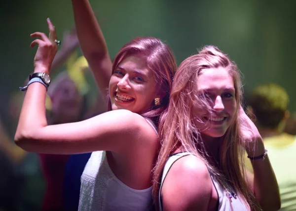 Soltándome en el club. Una joven guapa festejando con amigos en el club. — Foto de Stock