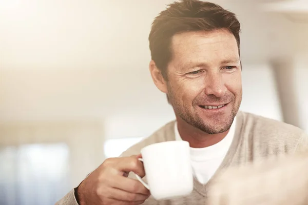Отличное начало для выходного дня. Обрезанный снимок мужчины, пьющего кофе, читающего дома газету. — стоковое фото