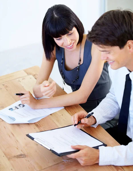 Lavorare con un atteggiamento positivo. Un uomo d'affari felice e una donna d'affari che lavorano insieme in ufficio. — Foto Stock