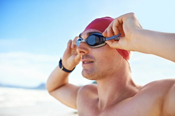 Goggles ligados. Foto de um homem usando óculos de natação olhando para o oceano. — Fotografia de Stock