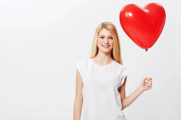 Shes bekam ihr Herz auf den Ärmel. Eine hinreißende junge blonde Frau hält ein Herz, während sie auf weißem Hintergrund isoliert ist. — Stockfoto