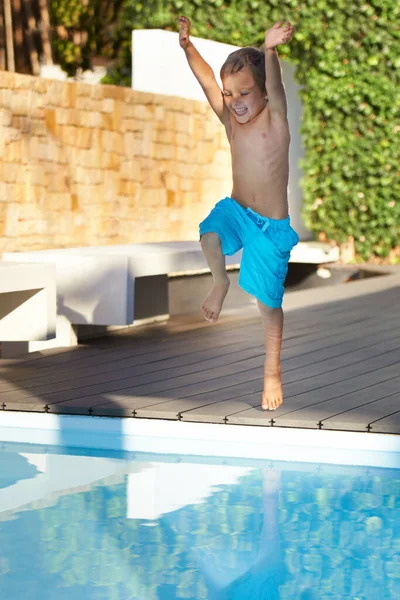 ¡Guau! Un joven excitado saltando a una piscina. — Foto de Stock