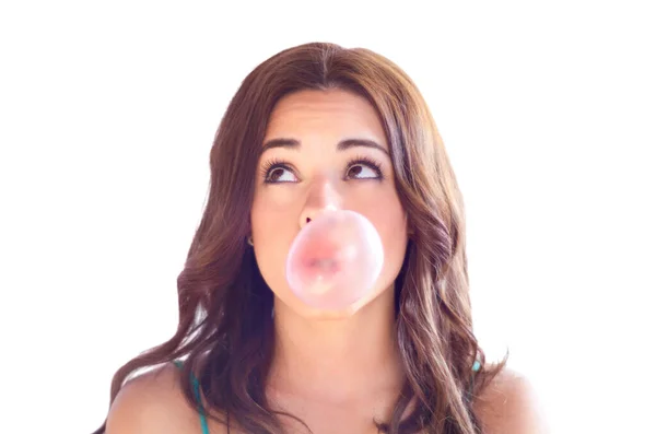 Des bulles. Une jolie jeune femme souffle des bulles avec de la gomme. — Photo