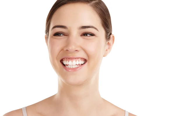 Прекрасна посмішка. Обрізаний знімок красивої молодої жінки ізольовано на білому . — стокове фото