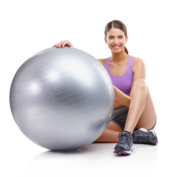 Cualquier ejercicio es mejor que no hacer ejercicio. Retrato de una joven sentada junto a su pelota de fitness. — Foto de Stock