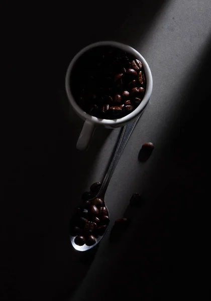 善に満ちた杯。カップとスプーンでコーヒー豆のスタジオショット. — ストック写真