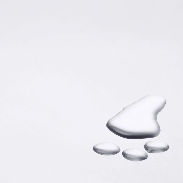 足跡の水の賢明なイメージ。足の形に似た水滴の眺め. — ストック写真