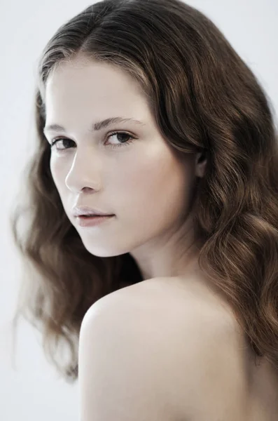 Beleza perfeita. Retrato de uma jovem mulher linda. — Fotografia de Stock