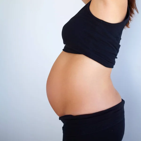 Trots op wat mijn man en ik hebben gecreëerd. Zijaanzicht van zwangere vrouw amp039s maag. — Stockfoto