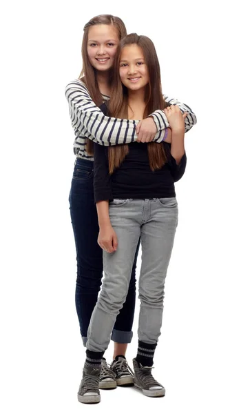 Mejores amigos de por vida. Foto de estudio de dos adolescentes posando juntas sobre un fondo blanco. —  Fotos de Stock