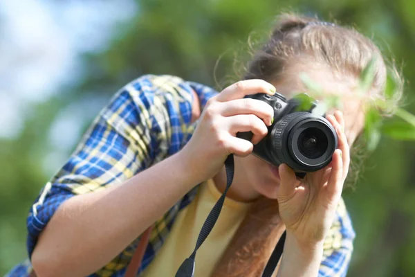 Praktiziert ihre Fotografie. Eine hinreißende junge Frau macht ein Foto mit ihrer Kamera. — Stockfoto