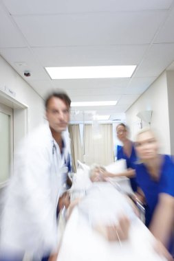 Hızlı hareket etmeliyiz. Bir grup doktor bir hastayı koridorda koşturuyor..