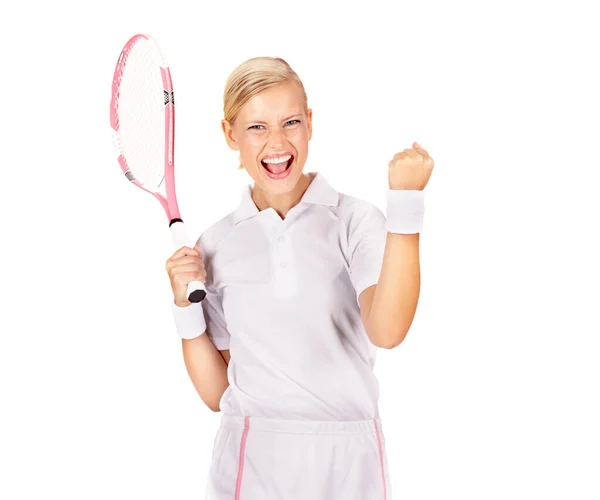 Segern är hennes. Porträtt av en vacker ung kvinna jublar medan hon håller i sin tennisracket. — Stockfoto