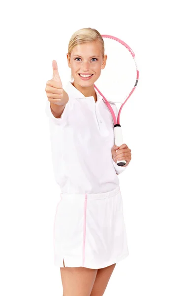 Pozitivní na tenis. Portrét pozitivně vypadající mladé ženy, která vám ukazuje palce nahoru, zatímco drží svou tenisovou raketu. — Stock fotografie