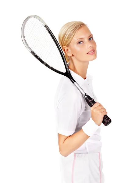 Magabiztos a teniszképességében. Portré egy magabiztos kinézetű nőről, aki a squash ütőjét tartja.. — Stock Fotó