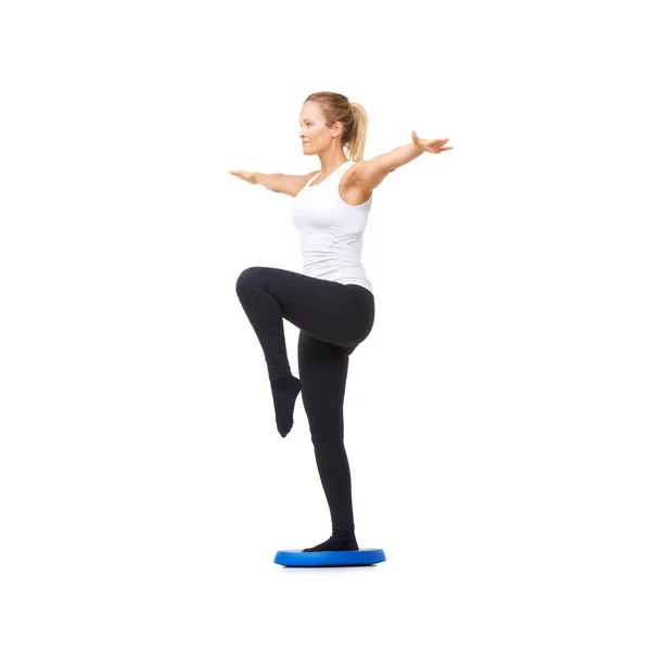Kraanhouding. Full length studio shot van een mooie jonge vrouw doen evenwicht oefeningen geïsoleerd op wit. — Stockfoto