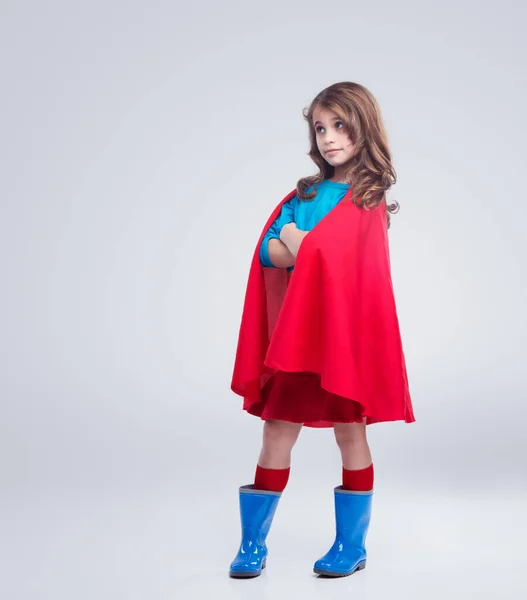 Dalam setiap gadis kecil adalah keberanian superhero. Sebuah potret studio seorang gadis muda yang percaya diri berpakaian seperti pahlawan super. — Stok Foto
