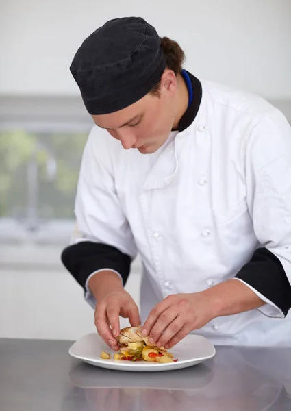 Crear una obra maestra culinaria. Joven chef preparando un plato de pollo en una cocina - Fine Dining. —  Fotos de Stock
