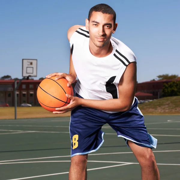 Eu tenho habilidades. Um jovem jogador de basquete se prepara para driblar uma bola. — Fotografia de Stock