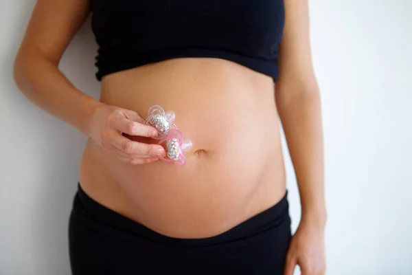 Περήφανη για την κοιλιά μου, τη μητρότητα. Ένα κοντινό πλάνο ενός womenamp039 γυμνό έγκυο στομάχι. — Φωτογραφία Αρχείου