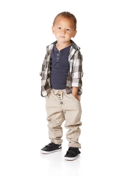 To je roztomilé dítě. Malý chlapec stojí s rukama v kapsách. — Stock fotografie